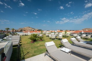 Una piscina al aire libre de temporada