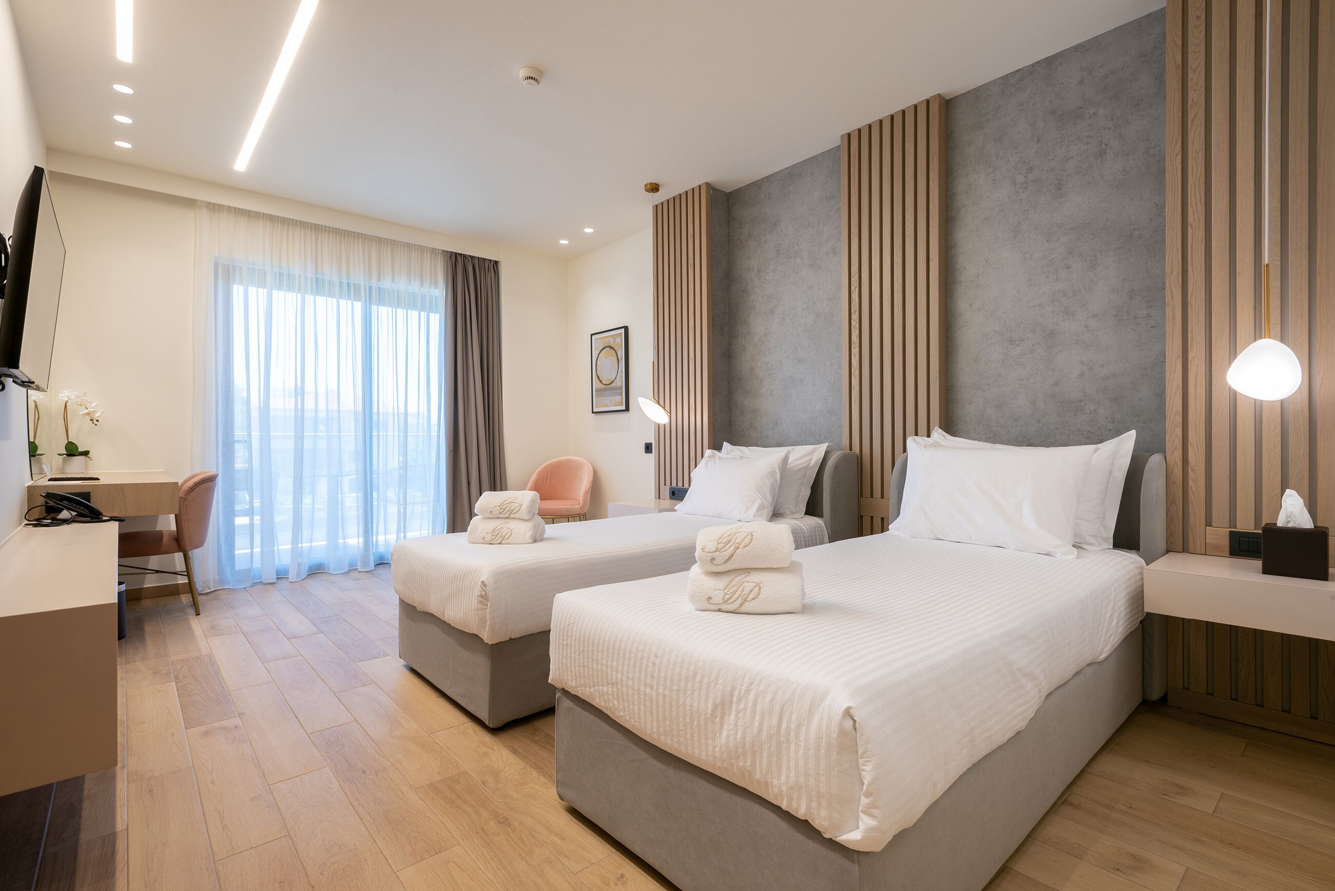 Minibar, caja de seguridad en la habitación y cortinas blackout 