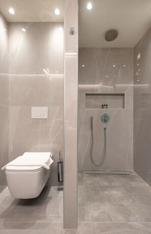 Patelli Suite | Salle de bain | Douche, douche cascade, articles de toilette (gratuits)