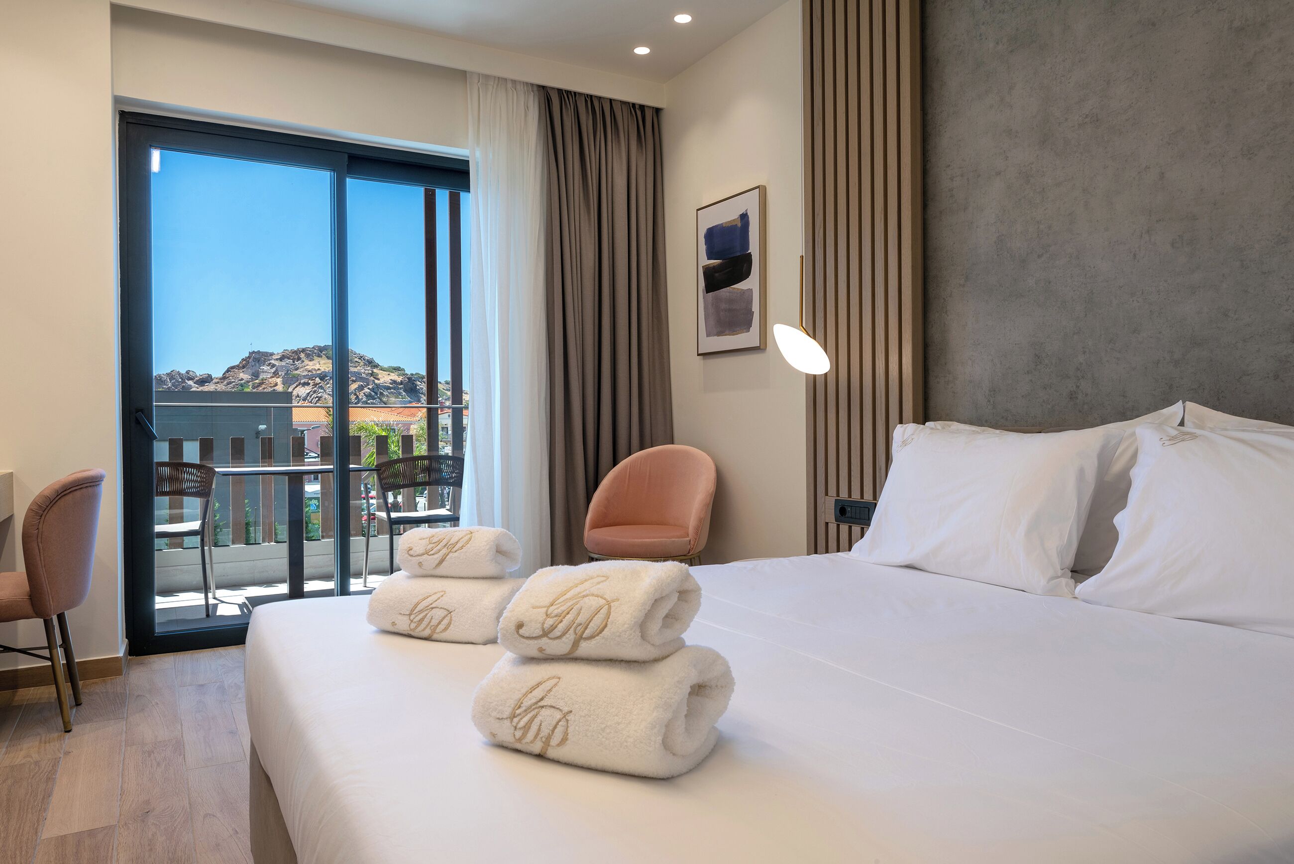 Kahden hengen deluxe-huone, näköala pihalle (1) | Minibaari, tallelokero huoneessa, pimennysverhot, äänieristys