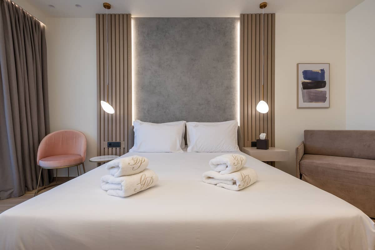 Deluxe Double Room, City View (1) | 1 bilik tidur, bar mini, peti besi dalam bilik
