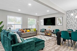 Smart-tv, bordsfotboll, ett bordtennisbord och böcker