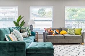 Smart TV, table football, ping pong, books - Heated Pool & Hot Tub Villa w/Games 12min to Beach (Clearwater)