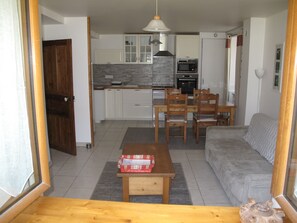 TV - Holiday home 2 bedrooms, Wi-Fi, in Saint-Chaffrey (Saint-Chaffrey)