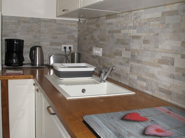 Fridge, microwave, oven, dishwasher - Holiday home 2 bedrooms, Wi-Fi, in Saint-Chaffrey (Saint-Chaffrey)