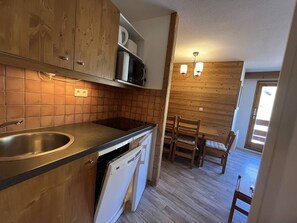 KylskÄp, mikrovÄgsugn, spishÀll och diskmaskin