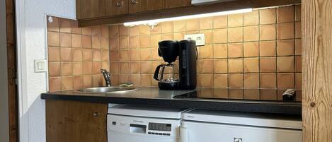 Kylskåp, mikrovågsugn, spishäll och diskmaskin