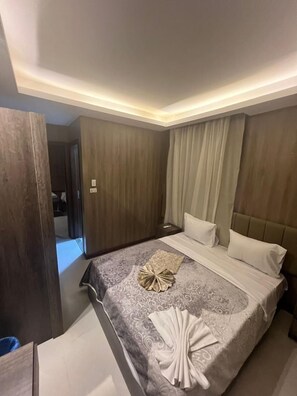 Minibar, free WiFi, bed sheets - Rotana Palace Suites (Cairo)