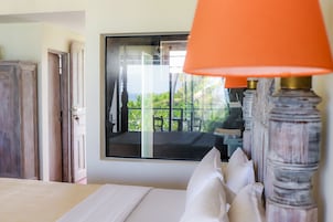 Caja de seguridad en la habitación y escritorio 