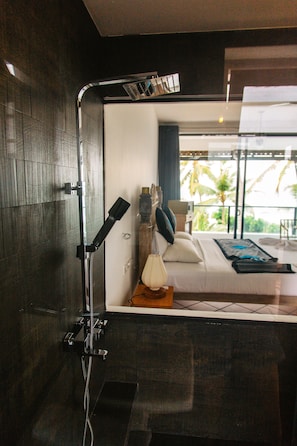 Caja de seguridad en la habitación y escritorio