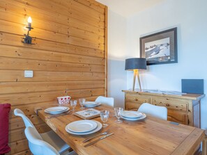 Dining - Central apartment, pets allowed, near ski slopes (Huez)