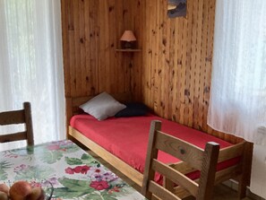 1 bedroom, free WiFi, bed sheets