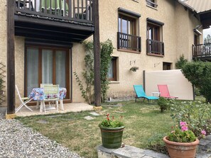Outdoor dining - Charming 2-room apartment with parking and Wi-Fi in Saint-Chaffrey (Saint-Chaffrey)