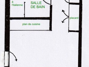 Pianta delle stanze con un bagno, una cucina e un armadio.