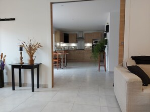 TV, fireplace - Charming 6-Person Cottage with Modern Amenities in Saint-Christophe, Near Historic Sites (Saint-Christophe)