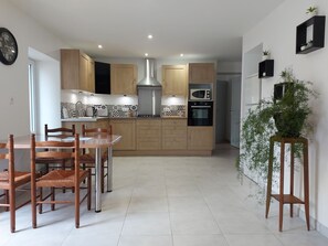 Fridge, microwave, oven, dishwasher - Charming 6-Person Cottage with Modern Amenities in Saint-Christophe, Near Historic Sites (Saint-Christophe)