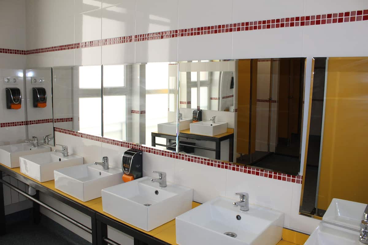 Sadesuihkupää, hiustenkuivaaja, pyyhkeet