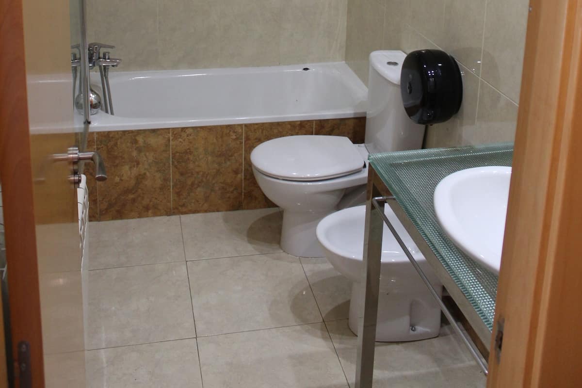 Sadesuihkupää, hiustenkuivaaja, pyyhkeet