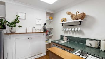 Frigorífico, microondas, horno y placa de cocina