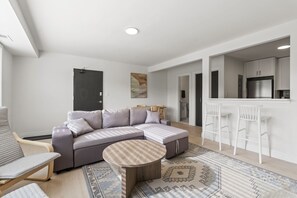 Comfort Condo, 2 Bedrooms | Living room