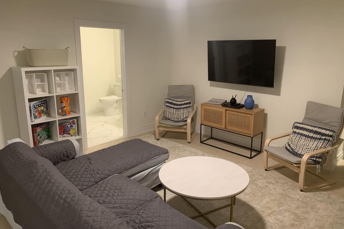 Signature Condo, 2 Bedrooms | Ruang tamu | 48 inci sebuah televisyen pintar dengan digital