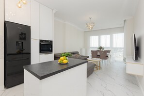 Microwave, dishwasher, cookware/dishes/utensils - Studio Kasprzaka With Parking by Renters (Warsaw)