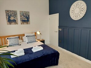 Iron/ironing board, bed sheets
