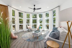 TV, lareira, escritórios