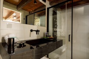 Een douche, een haardroger, handdoeken, shampoo