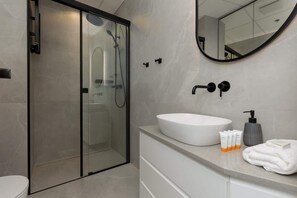 Shower, hair dryer, shampoo - Stylish Studio in Business District | Balcony | Air Conditioning (Warszawa)