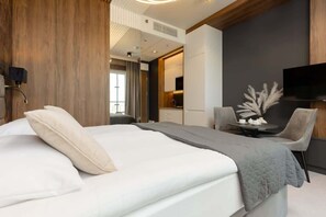 Iron/ironing board, WiFi, bed sheets
