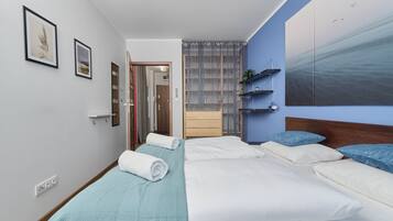 1 slaapkamer, een bureau, een strijkplank/strijkijzer, wifi