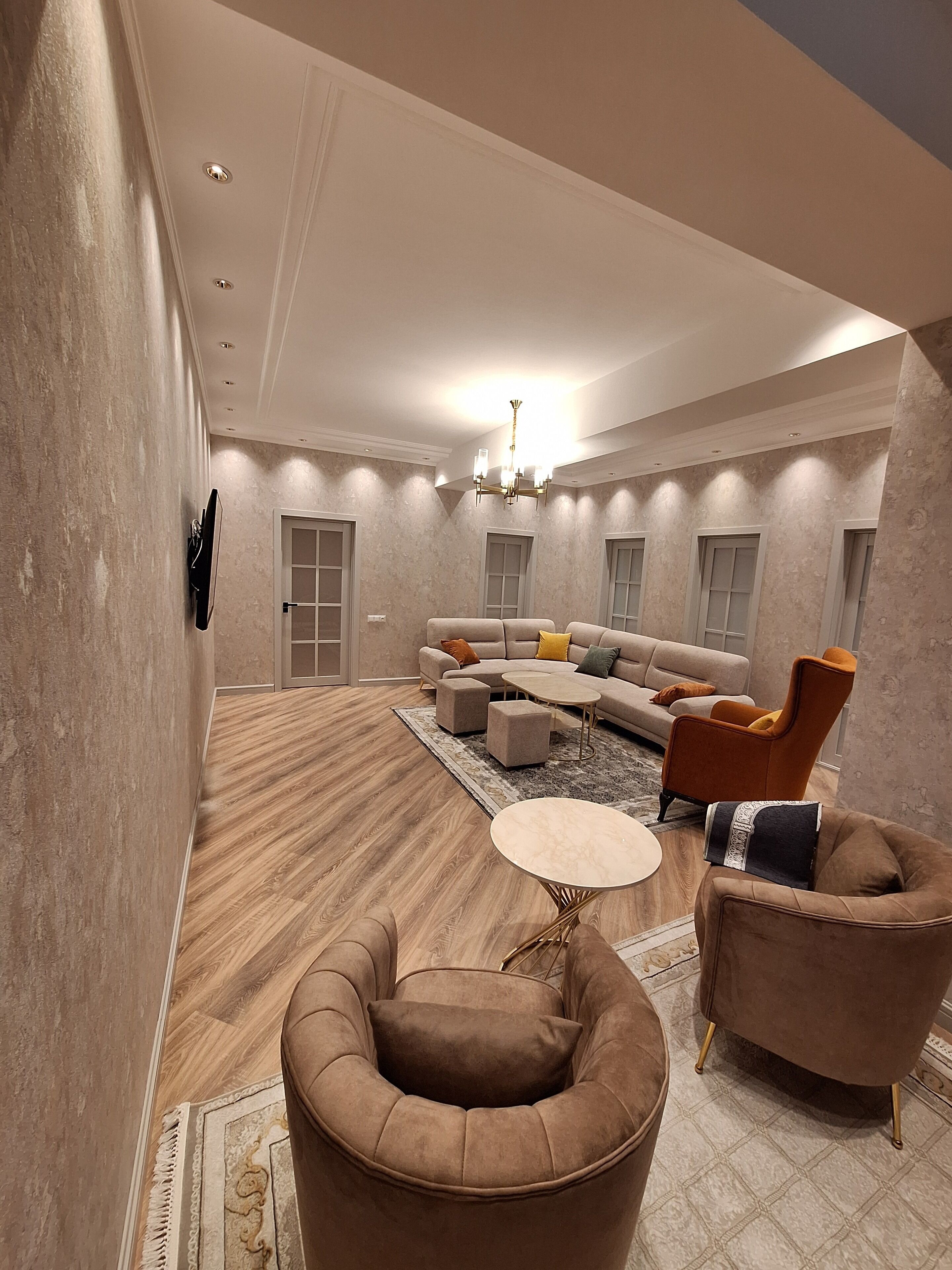 Family apartment 100m from the main building 6th floor | 起居区 | 42-英寸智能电视（配备有线频道）