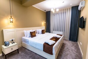 Habitación de lujo | Ropa de cama de alta calidad y caja de seguridad en la habitación 