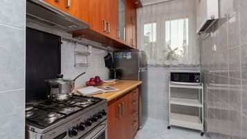 Frigorifero, microonde, forno, piano cottura