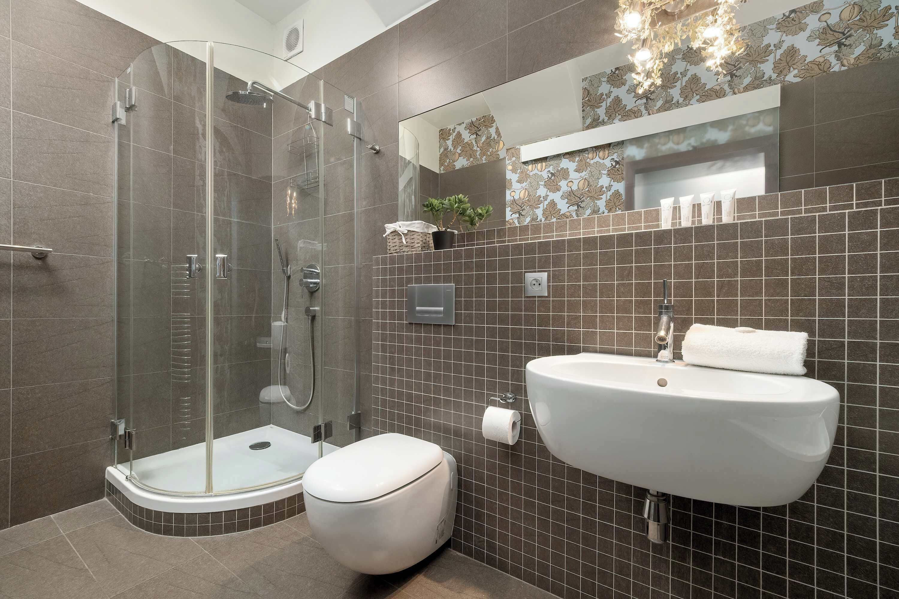 Bathtub, hair dryer, towels, shampoo