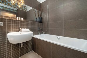 Badewanne, Haartrockner, Handtücher, Shampoo