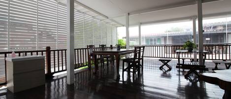 Huone, 1 makuuhuone, tupakointi sallittu, parveke | Ruokailu