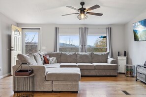 特色獨棟房屋, 3 間臥室, 庭院, 山景 | 客廳 | 65-吋智慧型電視、數位頻道、壁爐、Netflix