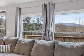 特色獨棟房屋, 3 間臥室, 庭院, 山景 | 客廳 | 65-吋智慧型電視、數位頻道、壁爐、Netflix