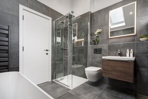 Dusche, Haartrockner, Handtücher, Seife