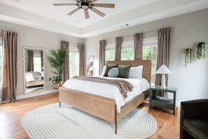 4 slaapkamers, een bureau, een strijkplank/strijkijzer, wifi