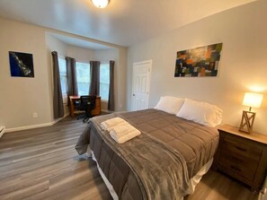 5 habitaciones, escritorio y tabla de planchar con plancha 