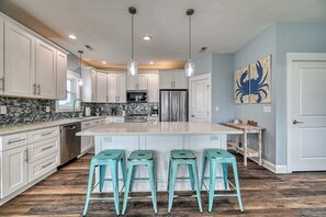 Fridge, microwave, oven, stovetop - Into The Mystic - Dog Friendly (Surf City)