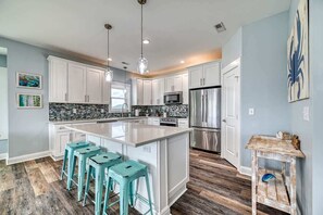 Fridge, microwave, oven, stovetop - Dogs are Allowed at Into The Mystic (Surf City)