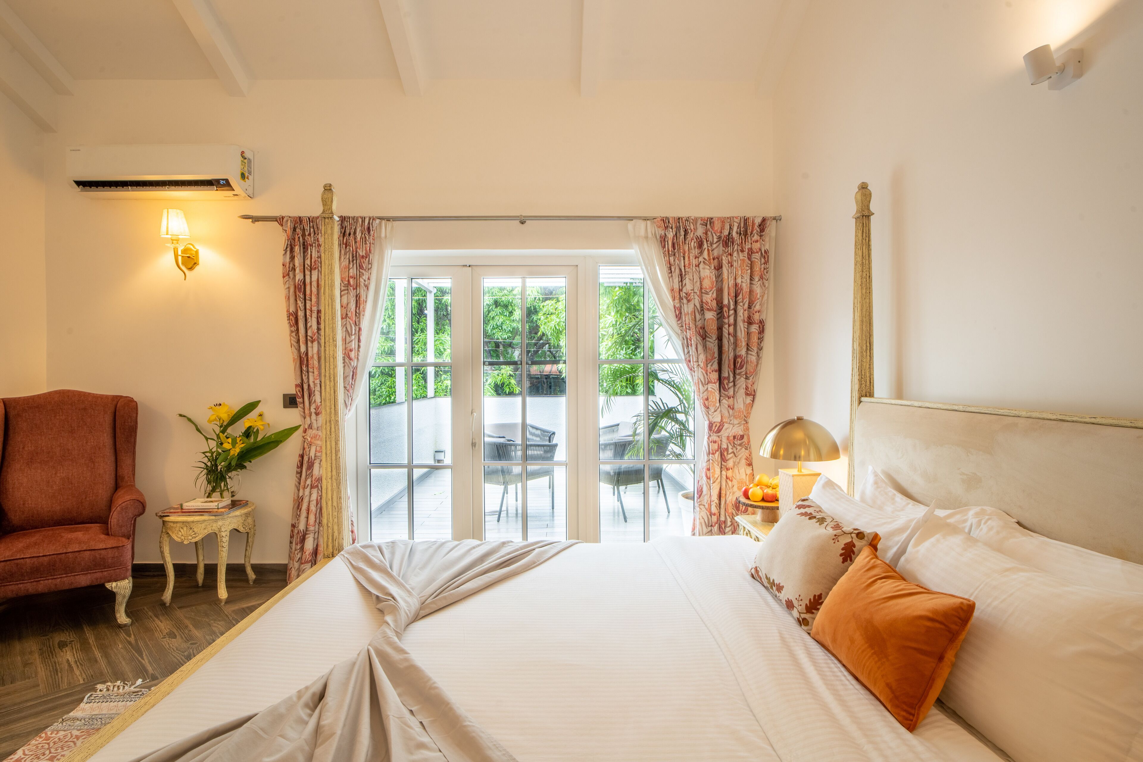 5 bedrooms, iron/ironing board, WiFi, bed sheets