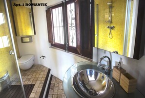 Dusche, Haartrockner, Handtücher, Toilettenpapier