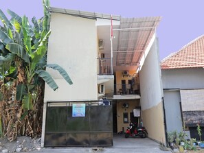 Exterior - OYO Life 92925 Kost Bu Mala 2 Syariah (Sukorejo)