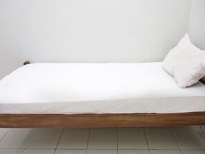Standard Single Room - OYO Life 92925 Kost Bu Mala 2 Syariah (Sukorejo)