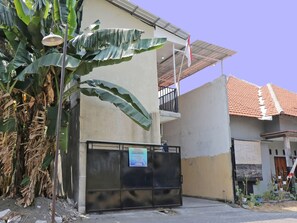 Exterior - OYO Life 92925 Kost Bu Mala 2 Syariah (Sukorejo)